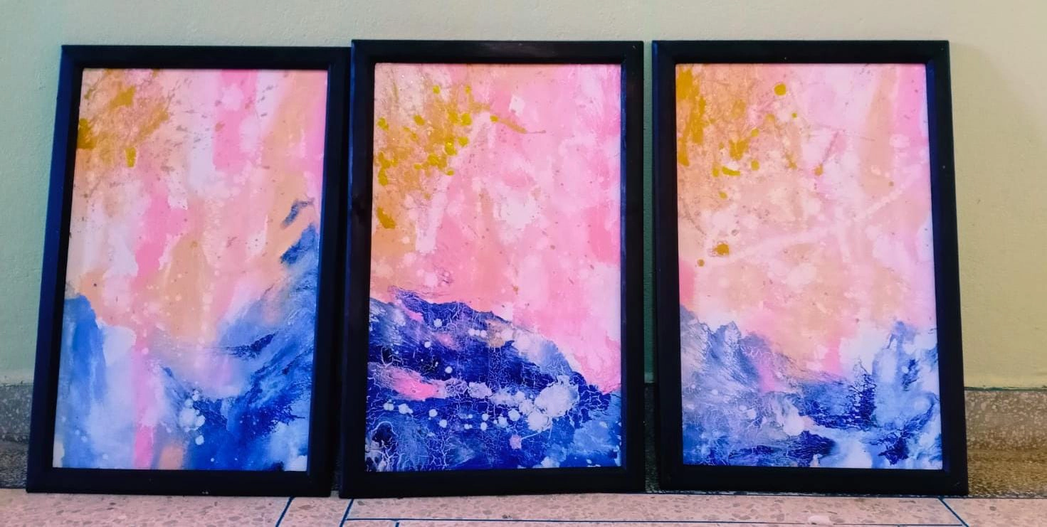 Triptyque Abstrait Rose, Bleu et Or
